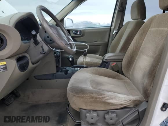 2004 Hyundai Santa Fe GLS z VIN KM8SC73E54U680889, wystawiony jako Copart lot #89217185 z przebiegiem Nie podano mil oraz Czysty tytuł • Clean title. Historia ofert i sprzedaży dostępna na DreamBid. Obrazek 7.