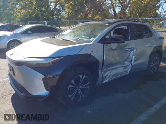 ✅ 2025 Toyota bZ4X XLE • VIN: JTMAAAAA2SA073110 • Лот: 43449806. Опубликован ранее на IAAI с пробегом 4 070 миль. Бесплатный доступ к архиву аукционных продаж из США и подробный отчёт об истории автомобиля на DreamBid. Изображение 2.