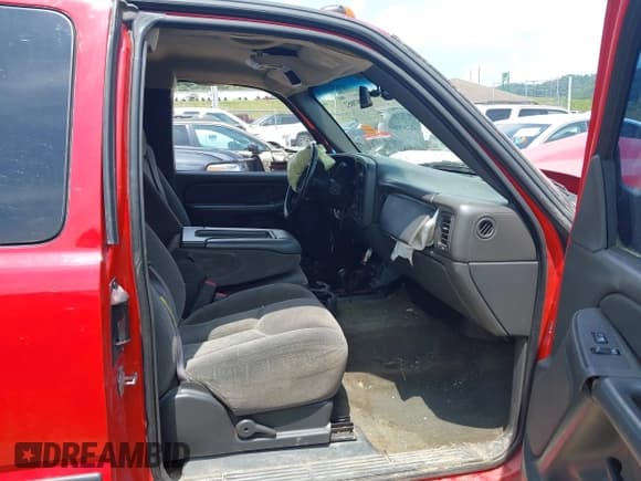 ✅ 2006 Chevrolet Silverado 2500HD Work Truck • VIN: 1GCHK29U96E100527 • Lot: 42870852. Wystawiony na IAAI z przebiegiem 169 391 mil. Bezpłatny archiwum sprzedaży aukcyjnych z USA i szczegółowy raport historii pojazdu na DreamBid. Zdjęcie 5.