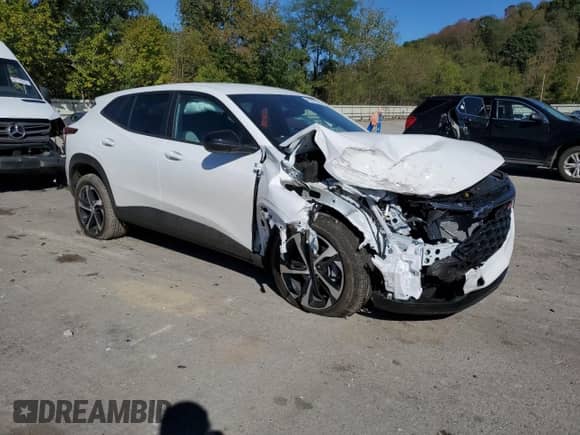 2025 Chevrolet Trax 1RS с VIN KL77LGEP4SC338570, выставлен на аукционе Copart как лот 81931245 с пробегом 3 450 миль миль и Списание • Salvage title. История ставок и продаж доступна на DreamBid. Изображение 4.