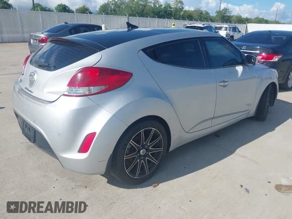 ✅ 2012 Hyundai Veloster w/Red Int • VIN: KMHTC6AD4CU053866 • Lot: 43278884. Wystawiony na IAAI z przebiegiem 155 497 mil. Bezpłatny archiwum sprzedaży aukcyjnych z USA i szczegółowy raport historii pojazdu na DreamBid. Zdjęcie 4.