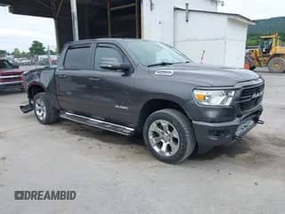 2020 Ram 1500 Big Horn z VIN 1C6SRFFT6LN108561, wystawiony jako IAAI lot #42996633 z przebiegiem 40 340 mil mil oraz . Historia ofert i sprzedaży dostępna na DreamBid. Obrazek 1.