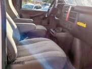 ✅ 2019 Chevrolet Express Cargo • VIN: 1GCWGAFP8K1370612 • Lot: 92347425. Wystawiony na Copart z przebiegiem 104 740 mil. Bezpłatny archiwum sprzedaży aukcyjnych z USA i szczegółowy raport historii pojazdu na DreamBid. Zdjęcie 5.