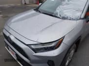 ✅ 2025 Toyota RAV4 SE • VIN: JTMCB3FV4SD274566 • Lot: 43590362. Wystawiony na IAAI z przebiegiem 4 470 mil. Bezpłatny archiwum sprzedaży aukcyjnych z USA i szczegółowy raport historii pojazdu na DreamBid. Zdjęcie 18.