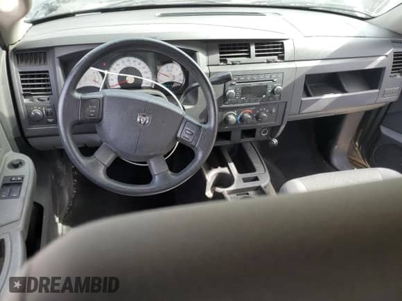 2008 Dodge Dakota SXT z VIN 1D7HE32KX8S553863, wystawiony jako Copart lot #58553865 z przebiegiem 78 943 mil mil oraz Szkoda całkowita • Salvage title. Historia ofert i sprzedaży dostępna na DreamBid. Obrazek 8.