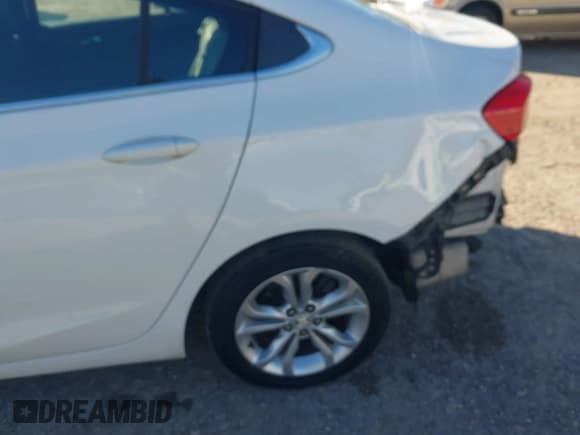 ✅ 2019 Chevrolet Cruze LT • VIN: 1G1BE5SM9K7121085 • Lot: 43693930. Listed on IAAI with 161,367 mi. Free auction sales archive from the USA and detailed vehicle history report at DreamBid. Image 17.