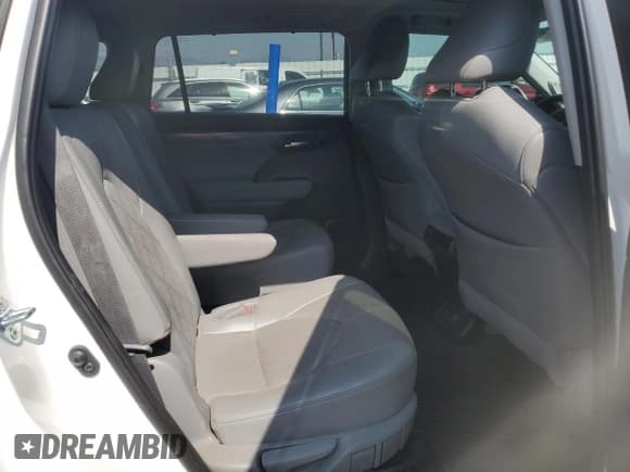 ✅ 2022 Toyota Highlander Hybrid Platinum • VIN: 5TDEBRCH7NS074588 • Lot: 67281835. Listed on Copart with 50,600 mi. Free auction sales archive from the USA and detailed vehicle history report at DreamBid. Image 11.