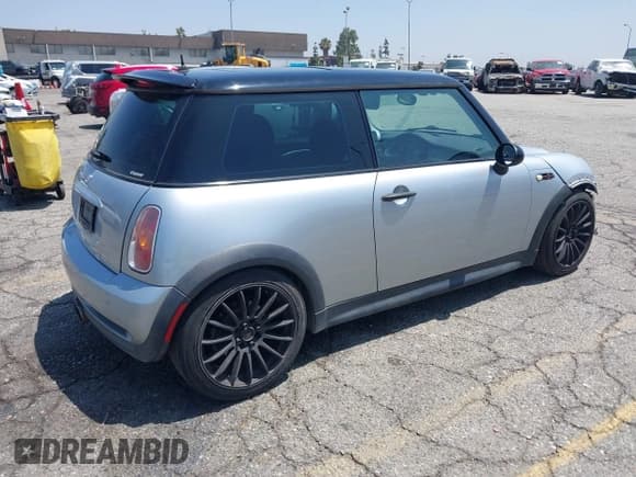 ✅ 2004 MINI Hardtop S • VIN: WMWRE33484TD88754 • Лот: 42490245. Опубликован ранее на IAAI с пробегом 85 680 миль. Бесплатный доступ к архиву аукционных продаж из США и подробный отчёт об истории автомобиля на DreamBid. Изображение 4.