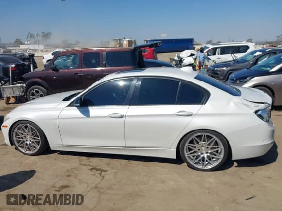 ✅ 2013 BMW 3 Series 335i • VIN: WBA3A9C56DF475075 • Lot: 43104849. Listed on IAAI with 141,148 mi. Free auction sales archive from the USA and detailed vehicle history report at DreamBid. Image 14.
