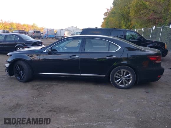 ✅ 2014 Lexus LS 460 • VIN: JTHCL5EFXE5020148 • Лот: 43495670. Опубликован ранее на IAAI с пробегом 127 841 миль. Бесплатный доступ к архиву аукционных продаж из США и подробный отчёт об истории автомобиля на DreamBid. Изображение 15.