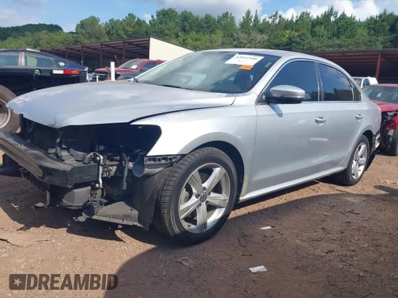 ✅ 2014 Volkswagen Passat SE • VIN: 1VWBS7A35EC027041 • Лот: 42911106. Опубликован ранее на IAAI с пробегом 140 730 миль. Бесплатный доступ к архиву аукционных продаж из США и подробный отчёт об истории автомобиля на DreamBid. Изображение 2.