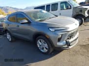 ✅ 2025 Buick Encore GX Preferred • VIN: KL4AMCSL1SB120568 • Lot: 43613588. Wystawiony na IAAI z przebiegiem 4 326 mil. Bezpłatny archiwum sprzedaży aukcyjnych z USA i szczegółowy raport historii pojazdu na DreamBid. Zdjęcie 1.