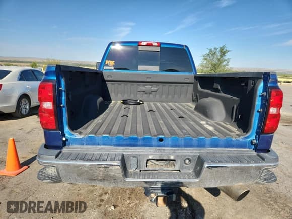 ✅ 2017 Chevrolet Silverado 2500HD High Country • VIN: 1GC1KXEYXHF213651 • Лот: 71028285. Опубликован ранее на Copart с пробегом 82 693 миль. Бесплатный доступ к архиву аукционных продаж из США и подробный отчёт об истории автомобиля на DreamBid. Изображение 6.