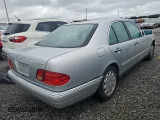 ✅ 1999 Mercedes-Benz E • VIN: WDBJF25H1XA920008 • Лот: 74994024. Опубликован ранее на Copart с пробегом Не указан. Бесплатный доступ к архиву аукционных продаж из США и подробный отчёт об истории автомобиля на DreamBid. Изображение 3.