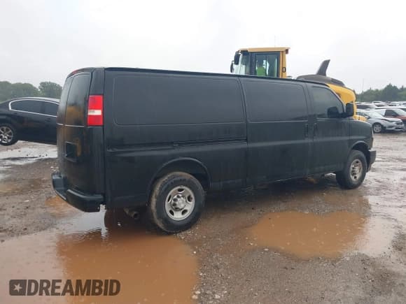 ✅ 2019 Chevrolet Express Cargo • VIN: 1GCWGBFPXK1228249 • Лот: 42830263. Опубликован ранее на IAAI с пробегом 304 812 миль. Бесплатный доступ к архиву аукционных продаж из США и подробный отчёт об истории автомобиля на DreamBid. Изображение 4.