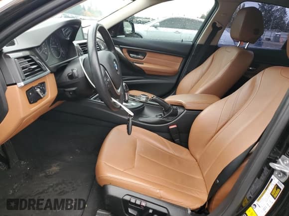 ✅ 2015 BMW 3 Series 328i xDrive • VIN: WBA3B5G57FNS12196 • Лот: 91198535. Опубликован ранее на Copart с пробегом 96 934 миль. Бесплатный доступ к архиву аукционных продаж из США и подробный отчёт об истории автомобиля на DreamBid. Изображение 7.