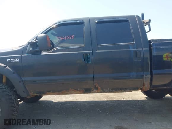 ✅ 2001 Ford F-250 XL • VIN: 1FTNW21S71EC68094 • Lot: 42468828. Wystawiony na IAAI z przebiegiem 155 379 mil. Bezpłatny archiwum sprzedaży aukcyjnych z USA i szczegółowy raport historii pojazdu na DreamBid. Zdjęcie 13.