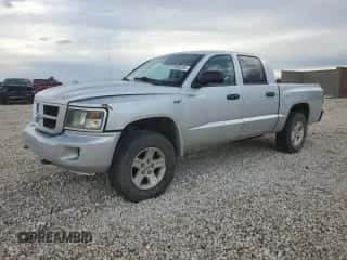 2010 Dodge Dakota Bighorn/Lonestar z VIN 1D7RW3GPXAS233728, wystawiony jako Copart lot #69895284 z przebiegiem 199 846 mil mil oraz Czysty tytuł • Clean title. Historia ofert i sprzedaży dostępna na DreamBid. Obrazek 1.