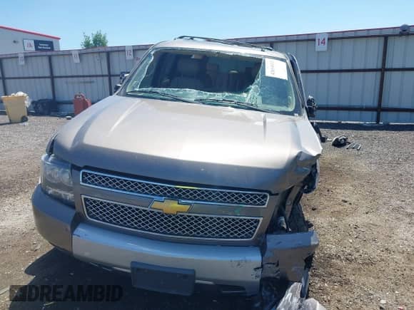 2014 Chevrolet Suburban LT with VIN 1GNSKJE79ER175422, listed as a IAAI auction lot 42654533 with 87,101 mi miles and . Bid and sale history available at DreamBid. Image 13.