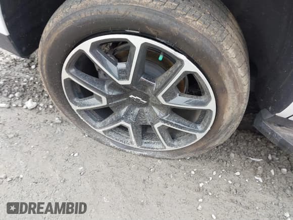 ✅ 2024 Chevrolet Tahoe RST • VIN: 1GNSCRKD5RR388203 • Lot: 41849543. Wystawiony na IAAI z przebiegiem 12 965 mil. Bezpłatny archiwum sprzedaży aukcyjnych z USA i szczegółowy raport historii pojazdu na DreamBid. Zdjęcie 19.