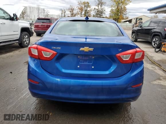 2017 Chevrolet Cruze LT z VIN 1G1BE5SMXH7135814, wystawiony jako Copart lot #86613335 z przebiegiem 75 133 mil mil oraz Szkoda całkowita • Salvage title. Historia ofert i sprzedaży dostępna na DreamBid. Obrazek 6.