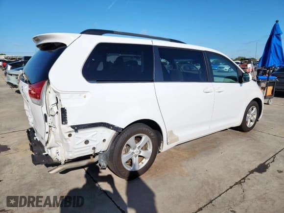 ✅ 2012 Toyota Sienna LE • VIN: 5TDKK3DC3CS256790 • Лот: 81681175. Опубликован ранее на Copart с пробегом 172 149 миль. Бесплатный доступ к архиву аукционных продаж из США и подробный отчёт об истории автомобиля на DreamBid. Изображение 3.