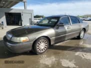 ✅ 2004 Lincoln Town Car Signature • VIN: 1LNHM81W54Y627725 • Lot: 92214815. Wystawiony na Copart z przebiegiem 68 744 mil. Bezpłatny archiwum sprzedaży aukcyjnych z USA i szczegółowy raport historii pojazdu na DreamBid. Zdjęcie 1.