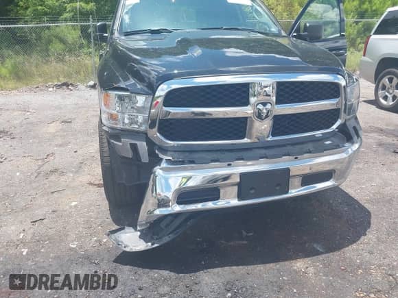 2024 Ram 1500 SLT z VIN 1C6RR7GG1RS149230, wystawiony jako IAAI lot #42732323 z przebiegiem 38 598 mil mil oraz . Historia ofert i sprzedaży dostępna na DreamBid. Obrazek 6.