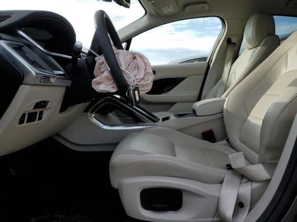 ✅ 2020 Jaguar I-Pace SE • VIN: SADHC2S16L1F80596 • Lot: 79355644. Wystawiony na Copart z przebiegiem 15 162 mil. Bezpłatny archiwum sprzedaży aukcyjnych z USA i szczegółowy raport historii pojazdu na DreamBid. Zdjęcie 7.