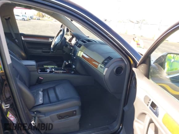 ✅ 2008 Volkswagen Touareg V6 • VIN: WVGBE77L78D078715 • Lot: 43550387. Listed on IAAI with 99,235 mi. Free auction sales archive from the USA and detailed vehicle history report at DreamBid. Image 5.