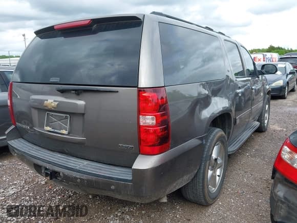 ✅ 2011 Chevrolet Suburban LT • VIN: 1GNSCJE03BR267184 • Lot: 42156424. Listed on IAAI with 307,618 mi. Free auction sales archive from the USA and detailed vehicle history report at DreamBid. Image 4.