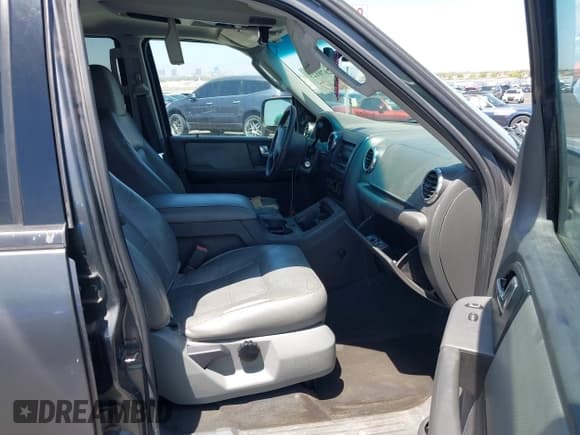 ✅ 2003 Ford Expedition Special Service • VIN: 1FMEU15L33LA32622 • Lot: 42670123. Wystawiony na IAAI z przebiegiem 283 318 mil. Bezpłatny archiwum sprzedaży aukcyjnych z USA i szczegółowy raport historii pojazdu na DreamBid. Zdjęcie 5.