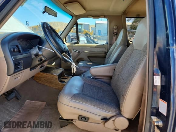 ✅ 1992 Ford Bronco • VIN: 1FMEU15H3NLA96268 • Lot: 86661535. Wystawiony na Copart z przebiegiem 168 266 mil. Bezpłatny archiwum sprzedaży aukcyjnych z USA i szczegółowy raport historii pojazdu na DreamBid. Zdjęcie 7.