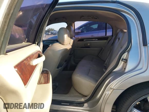 ✅ 2006 Lincoln Town Car Signature • VIN: 1LNHM81W06Y618904 • Lot: 43701569. Listed on IAAI with Not provided. Free auction sales archive from the USA and detailed vehicle history report at DreamBid. Image 8.