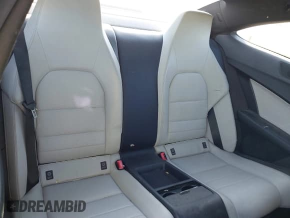 ✅ 2013 Mercedes-Benz C 250 • VIN: WDDGJ4HB5DG085073 • Lot: 41696760. Wystawiony na IAAI z przebiegiem 196 802 mil. Bezpłatny archiwum sprzedaży aukcyjnych z USA i szczegółowy raport historii pojazdu na DreamBid. Zdjęcie 8.