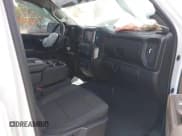 ✅ 2022 Chevrolet Silverado 1500 Custom • VIN: 1GCRYBEK3NZ216272 • Lot: 42926633. Wystawiony na IAAI z przebiegiem 112 725 mil. Bezpłatny archiwum sprzedaży aukcyjnych z USA i szczegółowy raport historii pojazdu na DreamBid. Zdjęcie 5.