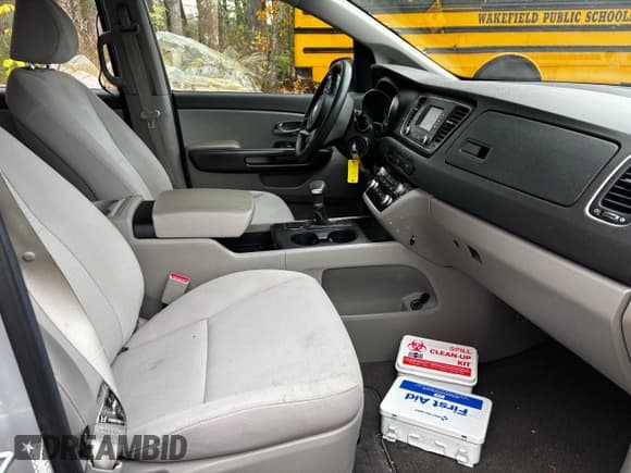 ✅ 2017 Kia Sedona L • VIN: KNDMA5C13H6273460 • Lot: 91932635. Wystawiony na Copart z przebiegiem 188 699 mil. Bezpłatny archiwum sprzedaży aukcyjnych z USA i szczegółowy raport historii pojazdu na DreamBid. Zdjęcie 5.