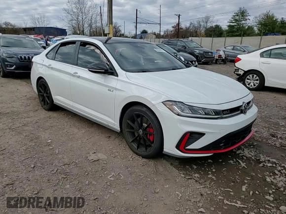 ✅ 2025 Volkswagen Jetta Autobahn • VIN: 3VW2T7BU1SM014575 • Lot: 92364975. Wystawiony na Copart z przebiegiem 7 468 mil. Bezpłatny archiwum sprzedaży aukcyjnych z USA i szczegółowy raport historii pojazdu na DreamBid. Zdjęcie 13.