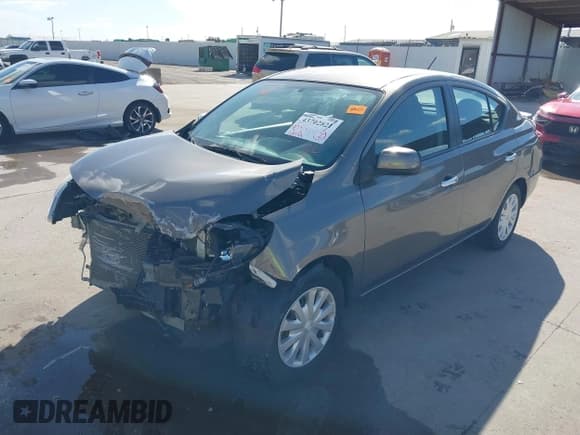 ✅ 2013 Nissan Versa S • VIN: 3N1CN7AP8DL887393 • Lot: 43702821. Wystawiony na IAAI z przebiegiem 59 549 mil. Bezpłatny archiwum sprzedaży aukcyjnych z USA i szczegółowy raport historii pojazdu na DreamBid. Zdjęcie 2.