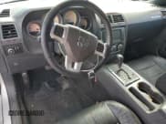 ✅ 2012 Dodge Challenger SXT Plus • VIN: 2C3CDYAG2CH186253 • Lot: 72973094. Wystawiony na Copart z przebiegiem Nie podano. Bezpłatny archiwum sprzedaży aukcyjnych z USA i szczegółowy raport historii pojazdu na DreamBid. Zdjęcie 8.