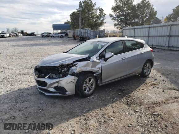 ✅ 2018 Chevrolet Cruze LT • VIN: 3G1BE6SM9JS635640 • Lot: 64251322. Wystawiony na Copart z przebiegiem Nie podano mil. Skorzystaj z bezpłatnego archiwum sprzedaży aukcyjnych z USA i zobacz szczegółowy raport historii pojazdu na DreamBid. Zdjęcie 2.