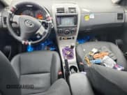 ✅ 2010 Toyota Corolla LE • VIN: 1NXBU4EE2AZ306633 • Lot: 71530975. Wystawiony na Copart z przebiegiem 161 928 mil. Bezpłatny archiwum sprzedaży aukcyjnych z USA i szczegółowy raport historii pojazdu na DreamBid. Zdjęcie 8.