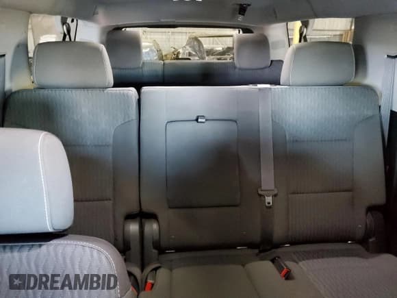 ✅ 2019 Chevrolet Suburban LS • VIN: 1GNSCGKC9KR298926 • Lot: 93260805. Wystawiony na Copart z przebiegiem 104 706 mil. Bezpłatny archiwum sprzedaży aukcyjnych z USA i szczegółowy raport historii pojazdu na DreamBid. Zdjęcie 10.