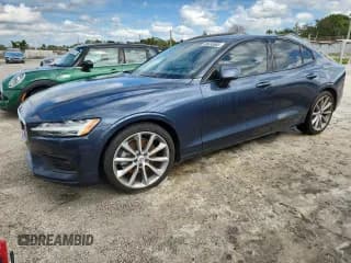 ✅ 2020 Volvo S60 Momentum • VIN: 7JR102FK8LG037030 • Лот: 90610685. Опубликован ранее на Copart с пробегом 70 248 миль. Бесплатный доступ к архиву аукционных продаж из США и подробный отчёт об истории автомобиля на DreamBid. Изображение 1.