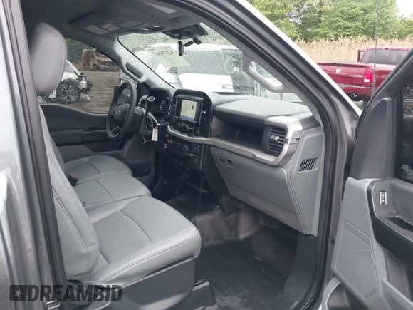 ✅ 2022 Ford F-150 XL • VIN: 1FTMF1CB1NKE51677 • Lot: 42178807. Wystawiony na IAAI z przebiegiem 8 260 mil. Bezpłatny archiwum sprzedaży aukcyjnych z USA i szczegółowy raport historii pojazdu na DreamBid. Zdjęcie 5.