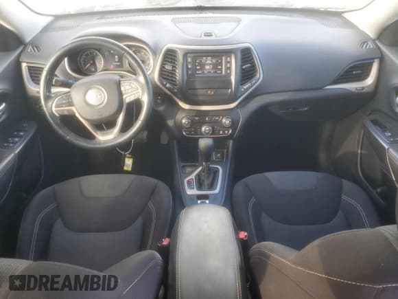 ✅ 2015 Jeep Cherokee Latitude • VIN: 1C4PJLCB9FW700101 • Лот: 92199605. Опубликован ранее на Copart с пробегом 209 441 миль. Бесплатный доступ к архиву аукционных продаж из США и подробный отчёт об истории автомобиля на DreamBid. Изображение 8.