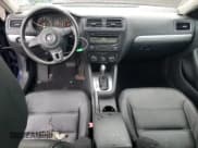 ✅ 2013 Volkswagen Jetta SE • VIN: 3VWDX7AJ3DM443241 • Lot: 62910875. Wystawiony na Copart z przebiegiem 171 337 mil. Bezpłatny archiwum sprzedaży aukcyjnych z USA i szczegółowy raport historii pojazdu na DreamBid. Zdjęcie 8.