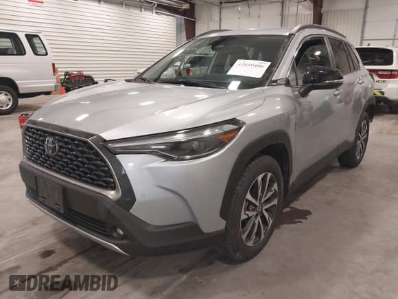 ✅ 2025 Toyota Corolla Cross XLE • VIN: 7MUEAABG8SV135221 • Лот: 43839406. Опубликован ранее на IAAI с пробегом 12 073 миль. Бесплатный доступ к архиву аукционных продаж из США и подробный отчёт об истории автомобиля на DreamBid. Изображение 2.