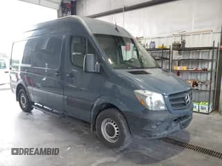 ✅ 2018 Mercedes-Benz Sprinter Cargo Worker • VIN: WD3PE7CD6JP632401 • Lot: 42652592. Wystawiony na IAAI z przebiegiem 111 859 mil. Bezpłatny archiwum sprzedaży aukcyjnych z USA i szczegółowy raport historii pojazdu na DreamBid. Zdjęcie 1.