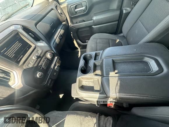 ✅ 2019 Chevrolet Silverado 1500 Custom • VIN: 1GCRYBEF2KZ317771 • Lot: 69050054. Wystawiony na Copart z przebiegiem 103 878 mil. Bezpłatny archiwum sprzedaży aukcyjnych z USA i szczegółowy raport historii pojazdu na DreamBid. Zdjęcie 10.